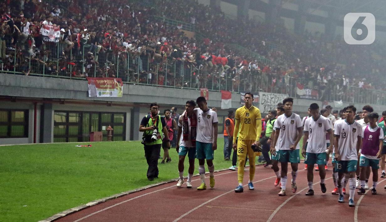 Pemain Timnas Indonesia U-19 mengitari lapangan menyapa suporter usai laga terakhir grup A Piala AFF U-19 2022 melawan Myanmar U-19 di Stadion Patriot Candrabhaga, Bekasi, Jawa Barat, Minggu (10/7/2022). Timnas Indonesia U-19 gagal melaju ke semifinal meski berhasil menundukkan Myanmar U-19 dengan skor 5-1. (Liputan6.com/Helmi Fithriansyah)