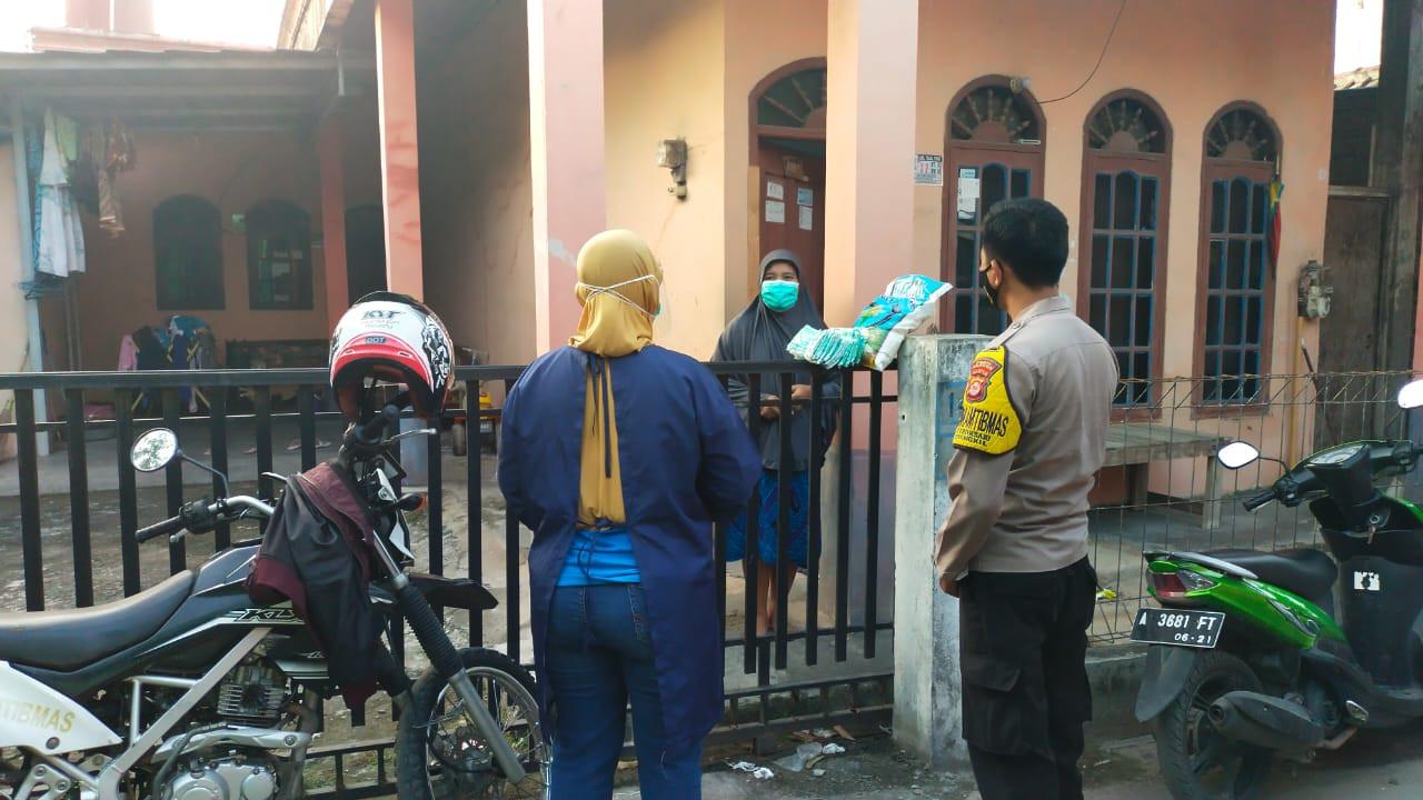 Personil Polsek Ciwandan Dan Tenaga Kesehatan Kota Cilegon, Mengecek Kondisi Warga Yang Sedang Isolasi Mandiri Karena Terpapar Covid-19. (Jumat, 12/02/2021). (Liputan6.com/Yandhi Deslatama).