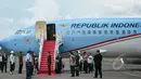 Presiden Joko Widodo (tengah) bersiap menaiki pesawat kepresidenan di Bandara Halim Perdanakusuma, Jakarta, Minggu (26/4/2015). Jokowi akan melakukan kunjungan kerja ke Malaysia dalam rangka menghadiri KTT ASEAN ke-26. (Liputan6.com/Faizal Fanani)