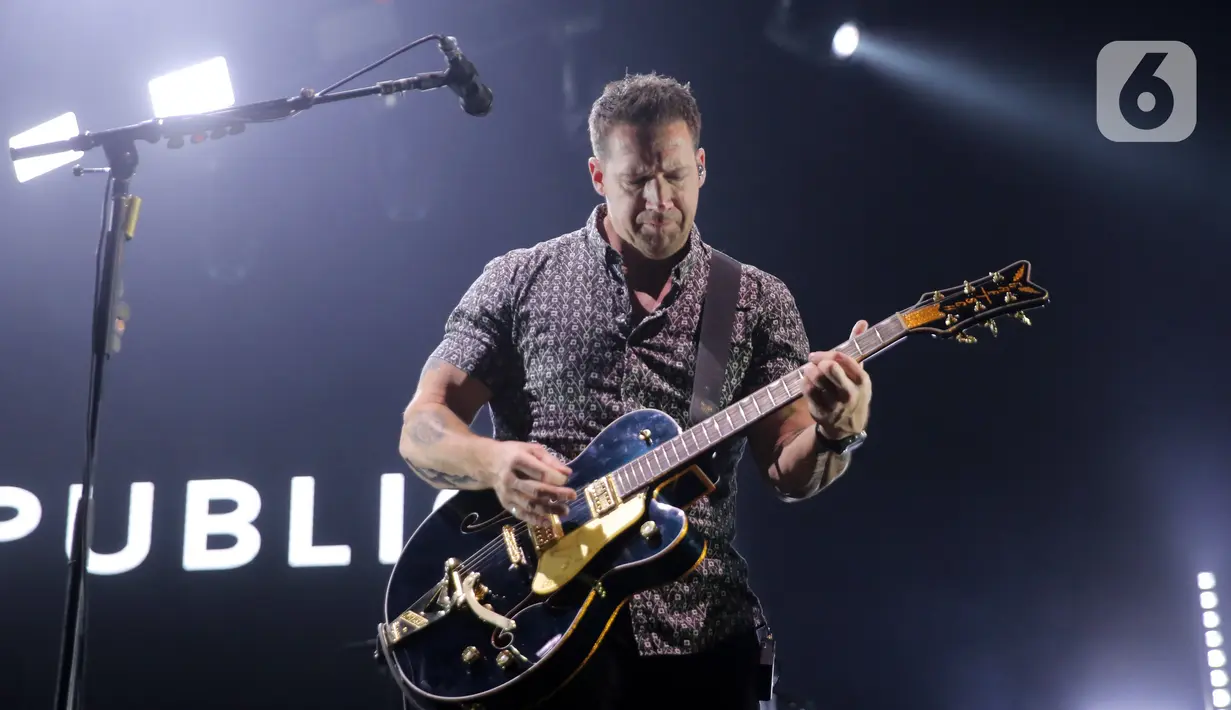 Gitaris grup band One Republic Zach Filkins saat tampil pada Woke Up Fest 2023 di Istora Senayan, Jakarta, 25 Februari 2023. Band beraliran pop rock asal Amerika Serikat tersebut tampil memukau dengan membawakan sejumlah lagu di antaranya Secrets dan Good Life dari album Waking Up. (Kapanlagi.com/Bambang E. Ros)