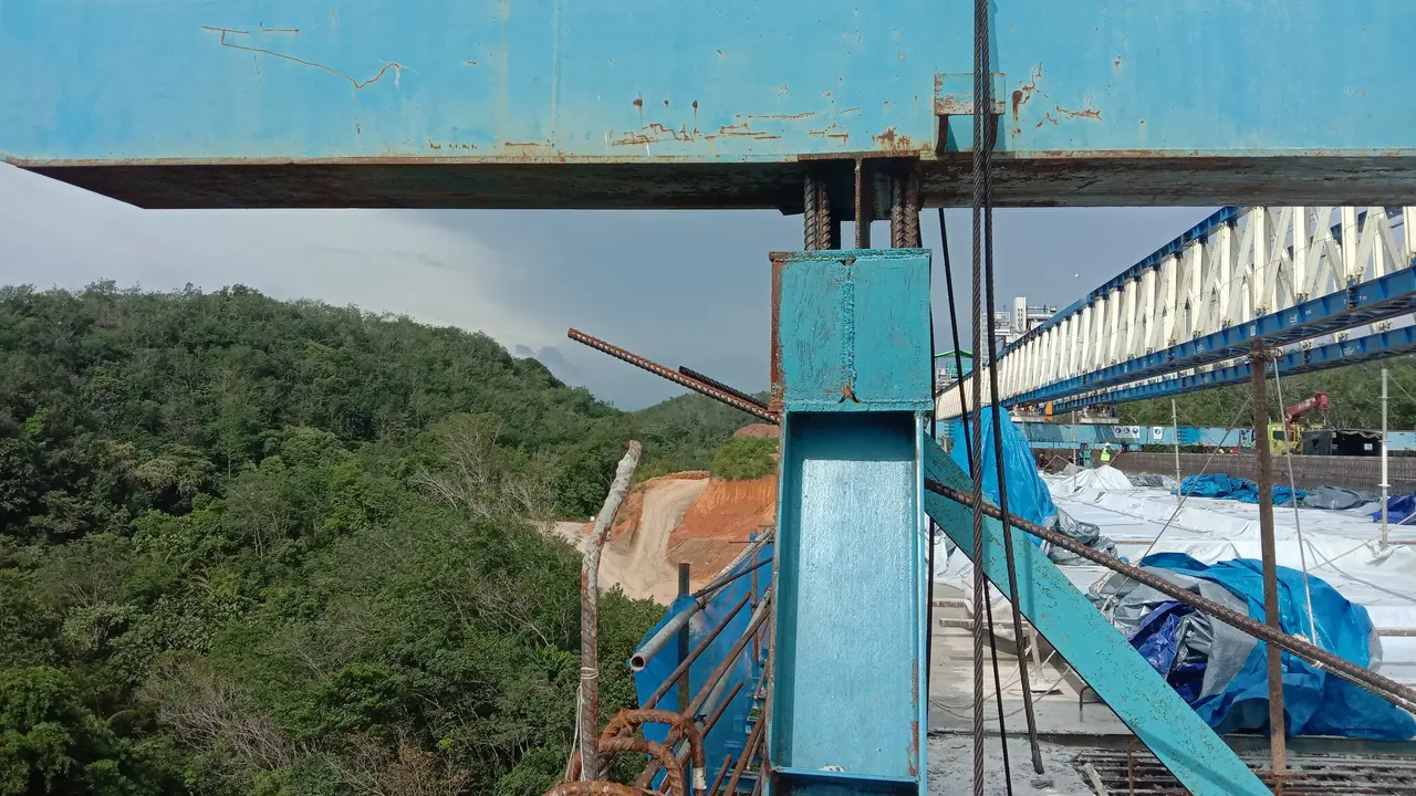 PT Hutama Karya (Persero) kini tengah menyelesaikan proyek Jalan Tol Trans Sumatera (JTTS) ruas Tol Pekanbaru-Padang dengan total panjang sekitar 254,8 km