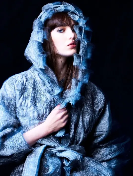 Di runway Giorgio Armani, kamu akan melihat lipatan mata para model yang berwarna biru. Tampilan makeup mata ini sempat populer di tahun 90an, yang kembali dihadirkan dengan nuansa yang lebih natural. Foto: Instagram.