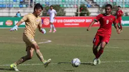 Kiper Thailand U-19, Kantaphat Manpati, mengontrol bola saat melawan Timnas Indonesia U-19 pada laga Piala AFF U-18 di Stadion Thuwunna, Yangon, Jumat (15/9/2017). Manpati berkali-kali mengagalkan kesempatan Indonesia. (Bola.com/Yoppy Renato)