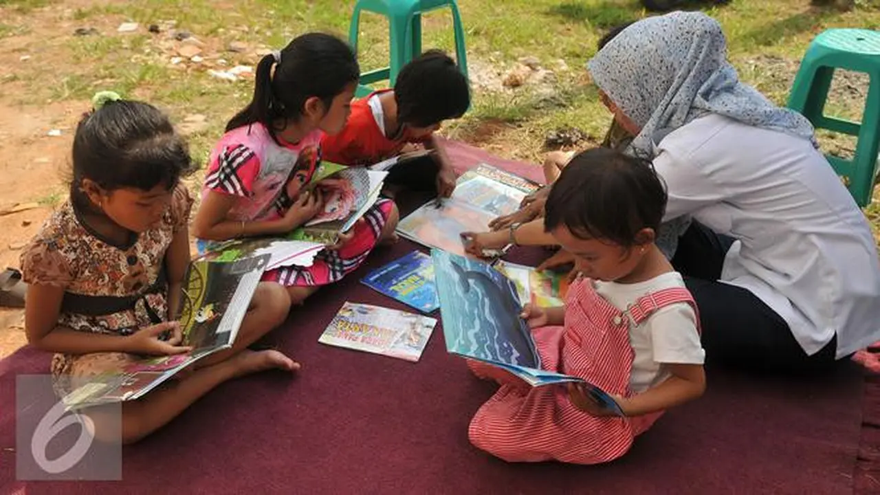 Anak-anak membaca buku.