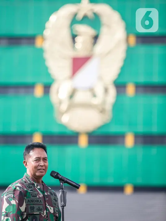 Kasad Jenderal TNI Andika Perkasa memperkenalkan Serda Aprilia Manganang via videotron di Mabes AD, Jakarta, Selasa (9/3/2021). Mantan pemain timnas bola voli putri Indonesia itu diperkenalkan sebagai laki-laki usai melakukan corrective surgery oleh tim dokter TNI AD. (Liputan6.com/Faizal Fanani)
