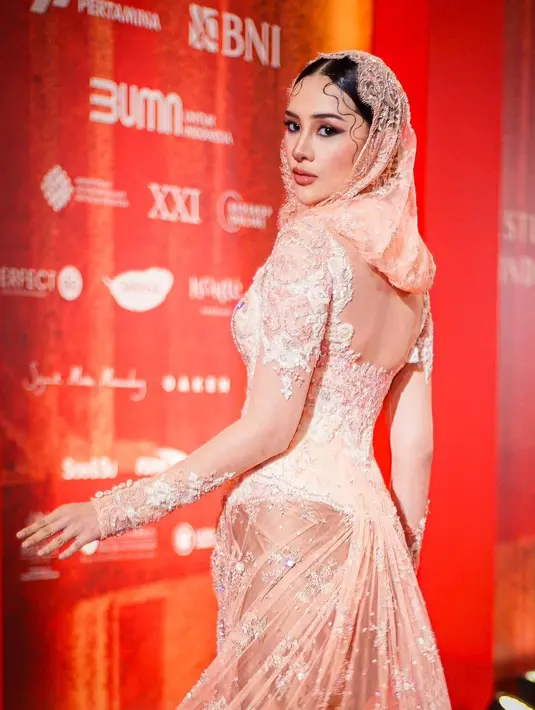 Kebaya rancangan Eddy Betty, Era Soekamto, dan Diora Hadi itu hadir dengan bustier, ekor panjang, dan cutout di punggung. Ditambah dengan kerudung brokat warna senada yang membuat penampilannya semakin memikat. [@anyageraldine]