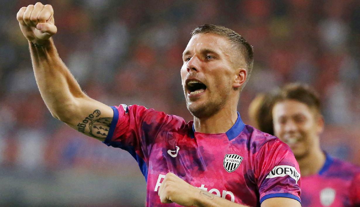 Lukas Podolski - Bomber yang mencetak 31 gol serta 17 assist untuk Arsenal ini meninggalkan Emirates pada 2015. Setelah sempat bertualang dengan berseragam Inter Milan, Galatasaray, Vissel Kobe, dan Antalyaspor. Kini Podolski membela klub Polandia, Gornik Zabrze. (AFP/Jiji Press)