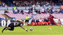 Kiper Napoli, Pepe Reina, berusaha menghalau tendangan gelandang AS Roma, Mohamed Salah pada lanjutan Serie A Italia di Stadion San Paulo, Naples (15/10/2016). Salah resmi berseragam Liverpool dengan status pemain termahal. (EPA/Ciro Fusco)