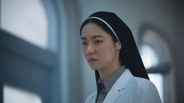 Jeon Yeo Been dalam film Dark Nuns. (Next Entertainment World via Soompi)