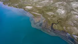 Foto dari udara menunjukkan pemandangan Danau Karakul dan lahan basah di tepi danau tersebut, Dataran Tinggi Pamir, Daerah Otonom Uighur Xinjiang, China barat laut, 16 Juni 2020. (Xinhua/Hu Huhu)