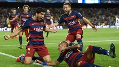 Para pemain Barcelona merayakan gol kemenangan ke gawang Leverkusen pada laga Liga Champions di Stadion Camp Nou, Spanyol, Rabu (30/9/2015). Barcelona berhasil menang 2-1. (AFP Photo/Lluis Gene)