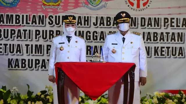 Bupati Purbalingga, Dyah Hayuning Pratiwi SE BEcon MM dan Wakil Bupati Purbalingga H Sudono ST MT saat dilantik. (Foto: Liputan6.com/Humas Pemkab Purbalingga)