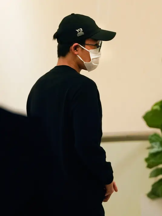 Pebulu tangkis Jepang Kento Momota tiba di bandara Internasional Kuala Lumpur di Sepang, Malaysia, Rabu (15/1/2020). Kento Momota yang cedera dalam kecelakaan lalu lintas di Malaysia pada Senin (13/1) itu memutuskan langsung terbang ke negaranya, Jepang usai menjalani perawatan. (AP/Vincent Thian)