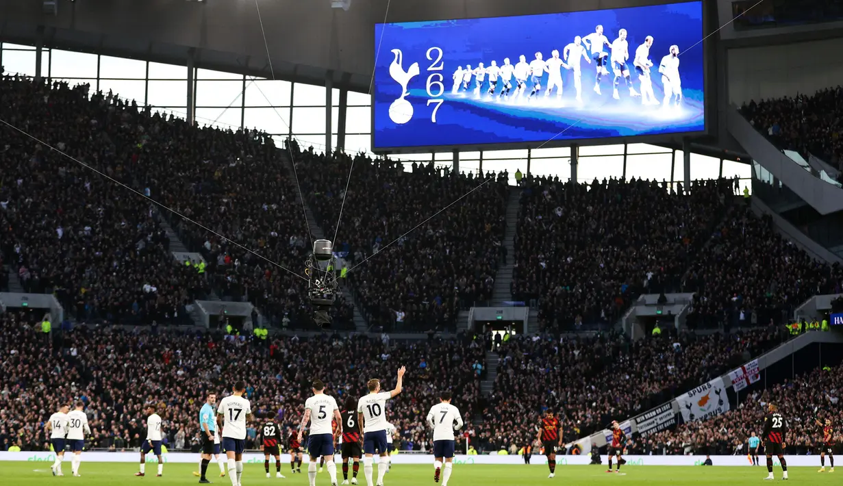 Pemain Tottenham Hotspur, Harry Kane melakukan selebrasi bersama rekannya setelah mencetak gol pembuka timnya ke gawang Manchester City pada laga pekan ke-22 Liga Inggris 2022/2023 di Tottenham Hotspur Stadium, London, Minggu (05/02/2023) malam WIB. Gol tersebut berhasil menobatkan dirinya menjadi top skor sepanjang masa Tottenham dengan koleksi 267 gol. (AFP/Adrian Dennis)