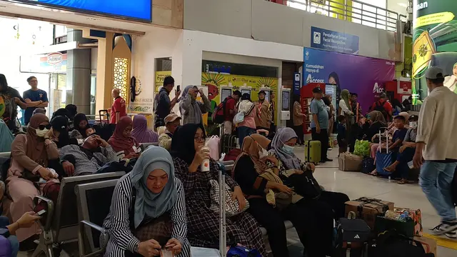 Suasana arus mudik di Stasiun Gambir, Jakarta Pusat.