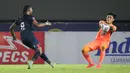 Dua klub Jawa Timur itu harus puas bermain imbang 2-2 dalam laga bertajuk Derbi Jatim pada pekan ke-11 di Stadion Manahan, Solo, Sabtu (6/11/2021) malam. (Bola.com/Bagaskara Lazuardi)