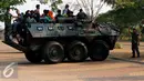 Sejumlah warga menaiki Panser Anoa milik TNI AD di pameran road to campus Alutsista di kawasan Boulevard UI, Jawa Barat, Kamis (27/8/2015). TNI AD menampilkan sejumlah peralatan dan persenjataan di pameran tersebut. (Liputan6.com/Yoppy Renato)
