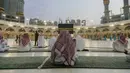 Jemaah berdoa di sekitar Ka'bah, Masjidil Haram, Makkah, Arab Saudi, Minggu (26/7/2020). Karena pandemi COVID-19, Arab Saudi membatasi jumlah jemaah haji tahun ini hanya untuk sekitar 1.000 orang. (Saudi Ministry of Media via AP)