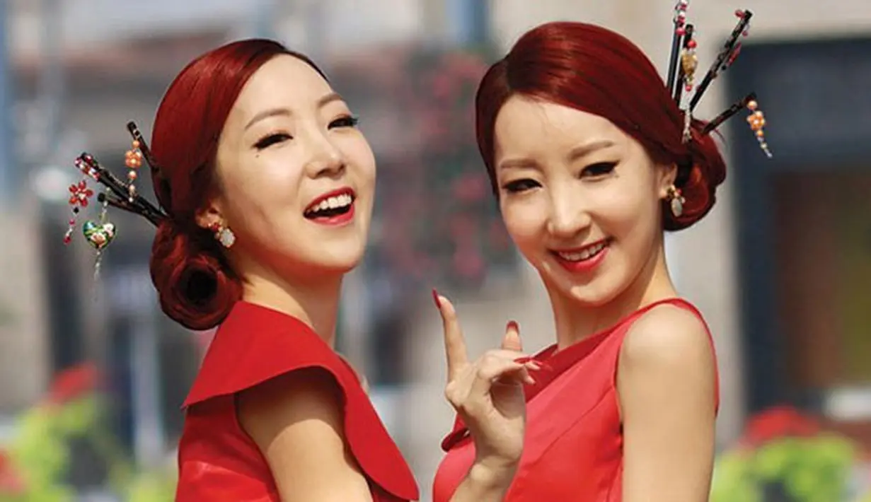 Kang Seung Hee dan Kang Joo Hee merupakan saudara kembar yang aktif di dunia hibura Korea Selatan. Dua wanita cantik ini tergabung dalam grup Wink. (Foto: koreaboo.com)
