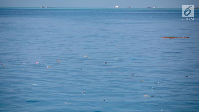 Sampah kiriman mengotori perairan Kepulauan Seribu di sekitar Pulau Pari dan Pulau Pramuka, Rabu (28/11). Sampah itu terbawa arus laut dan terdampar akibat angin serta hujan deras yang melanda daratan Pulau Jawa. (Liputan6.com/Faizal Fanani)