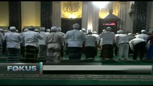 Jamaah masjid Al Marzuqyah di Cipinang Muara Jakarta Timur Sabtu malam terlihat masih melaksanakan salat tarawih.