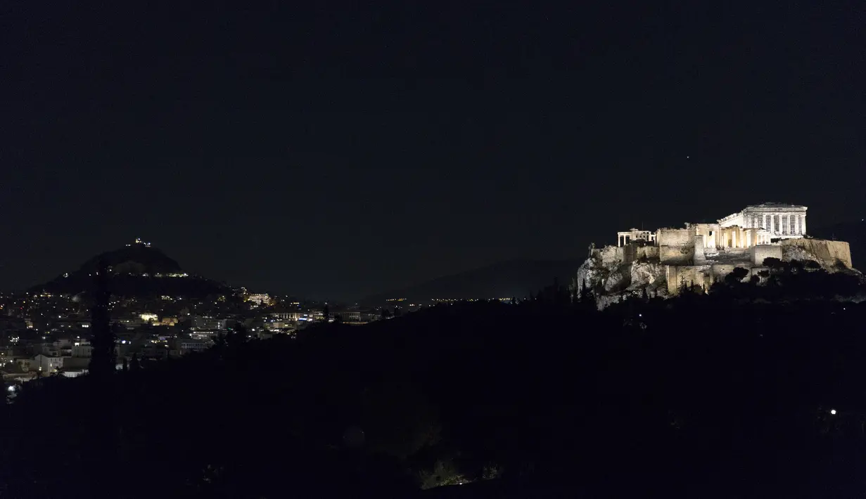 Acropolis dan Parthenon terlihat diterangi dengan sistem pencahayaan baru di Athena, Yunani (30/9/2020). Sistem pencahayaan baru di Acropolis dan Parthenon tersebut, yang menggunakan perlengkapan pencahayaan LED berdaya rendah, diluncurkan pada Rabu (30/9). (Xinhua/Marios Lolos)
