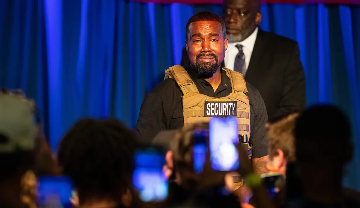 Kanye West membuat penampilan kampanye presiden pertamanya di North Charleston, Amerika Serikat pada 19 Juli 2020. Kanye West menyampaikan monolog panjang dalam kampanye pertamanya setelah mendeklarasikan diri sebagai kandidat presiden AS. (Lauren Petracca Ipetracca/The Post And Courier via AP)