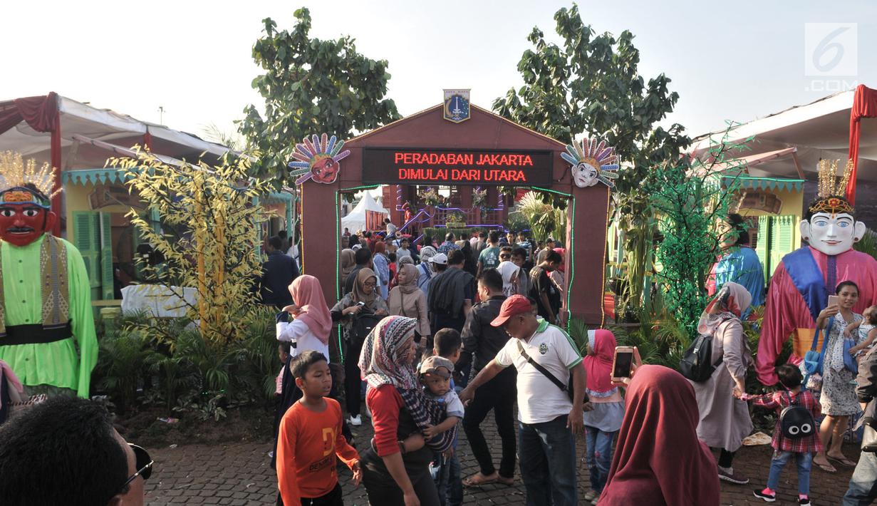 Kepadatan warga saat mendatangi Lebaran Betawi ke-12 di Lapangan Monas, Jakarta, Minggu (21/7/2019). Untuk pertama kalinya Lebaran Betawi digelar di Monas yang diisi oleh beragam seni dan budaya masyarakat Betawi dalam rangka memeriahkan HUT DKI Jakarta.(merdeka.com/Iqbal S. Nugroho)