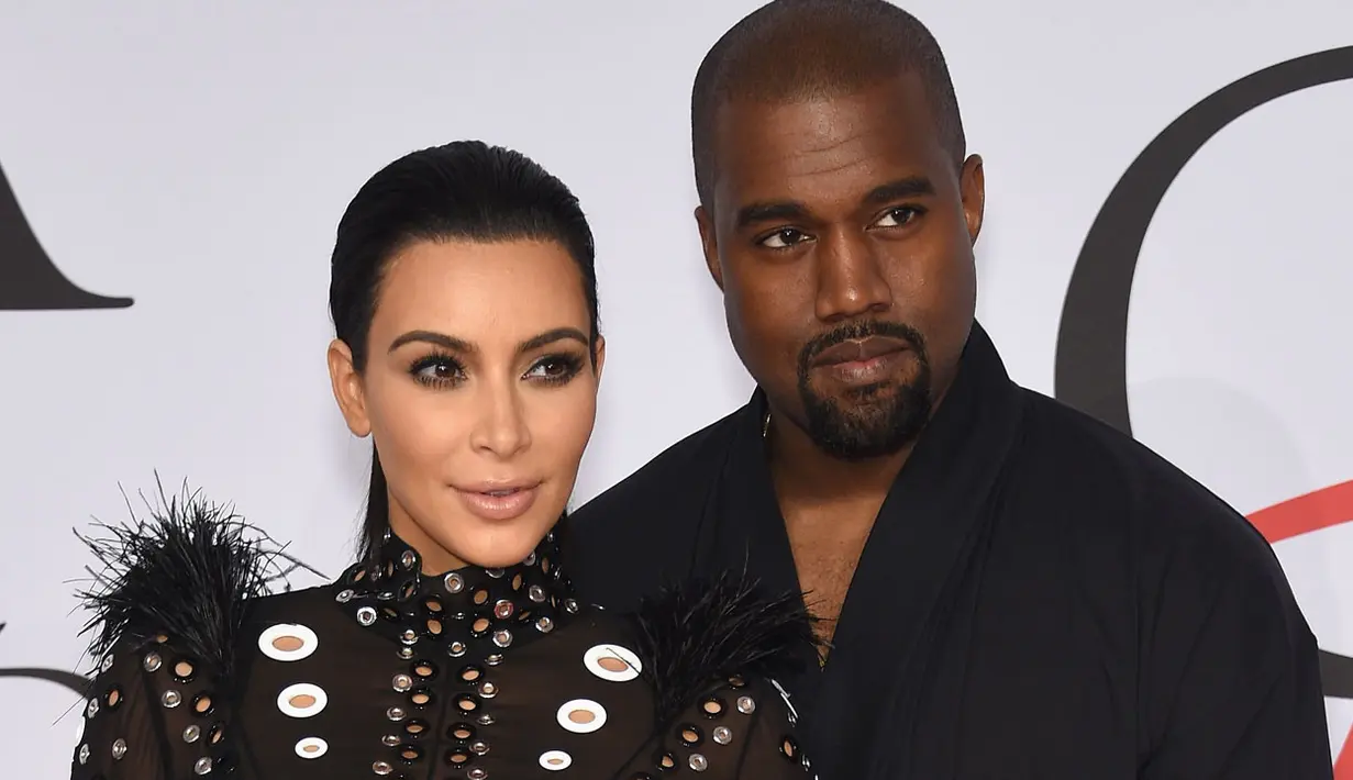 "Kanye West benar-benar tak setuju dengan pengecilan bokong. Ia tak ingin Kim mengubah tubuhnya dengan operasi. Kanye sangat menentangnya," ujar seorang sumber. (The Source)