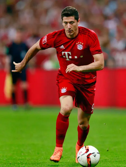 Striker Bayern Muenchen Robert Lewandowski saat membawa bola pada laga final  Audi Cup 2015, Allianz Arena , Munich , Jerman, Kamis (6/8/2015). Bayern Muenchen menang dengan skor 1-0. (Reuters/Jason Cairnduff)
