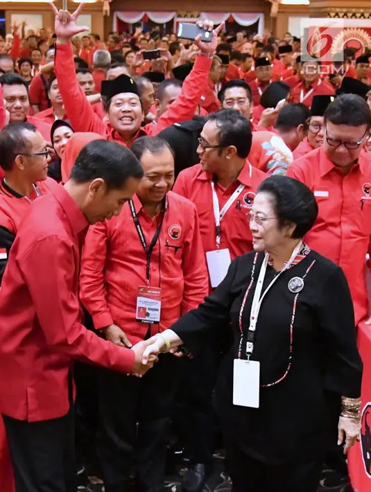 Presiden Joko Widodo atau Jokowi menyalami Ketua Umum PDIP Megawati Soekarnoputri saat Rakernas PDIP III Tahun 2018 di Badung, Bali, Jumat (23/2). Jokowi mengapresiasi kepercayaan yang kembali diberikan. (Liputan6.com/Pool/Biro Pers Setpress)