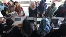 Peserta melakukan registrasi online sebelum mengikuti acara Emtek Goes to Campus (EGTC) 2017 di Grha Sabha Pramana Kampus UGM, Yogyakarta, Selasa (31/10). EGTC Yogyakarta berlangsung pada 31 Oktober 2017 dan 1 November 2017. (Liputan6.com/Helmi Afandi)