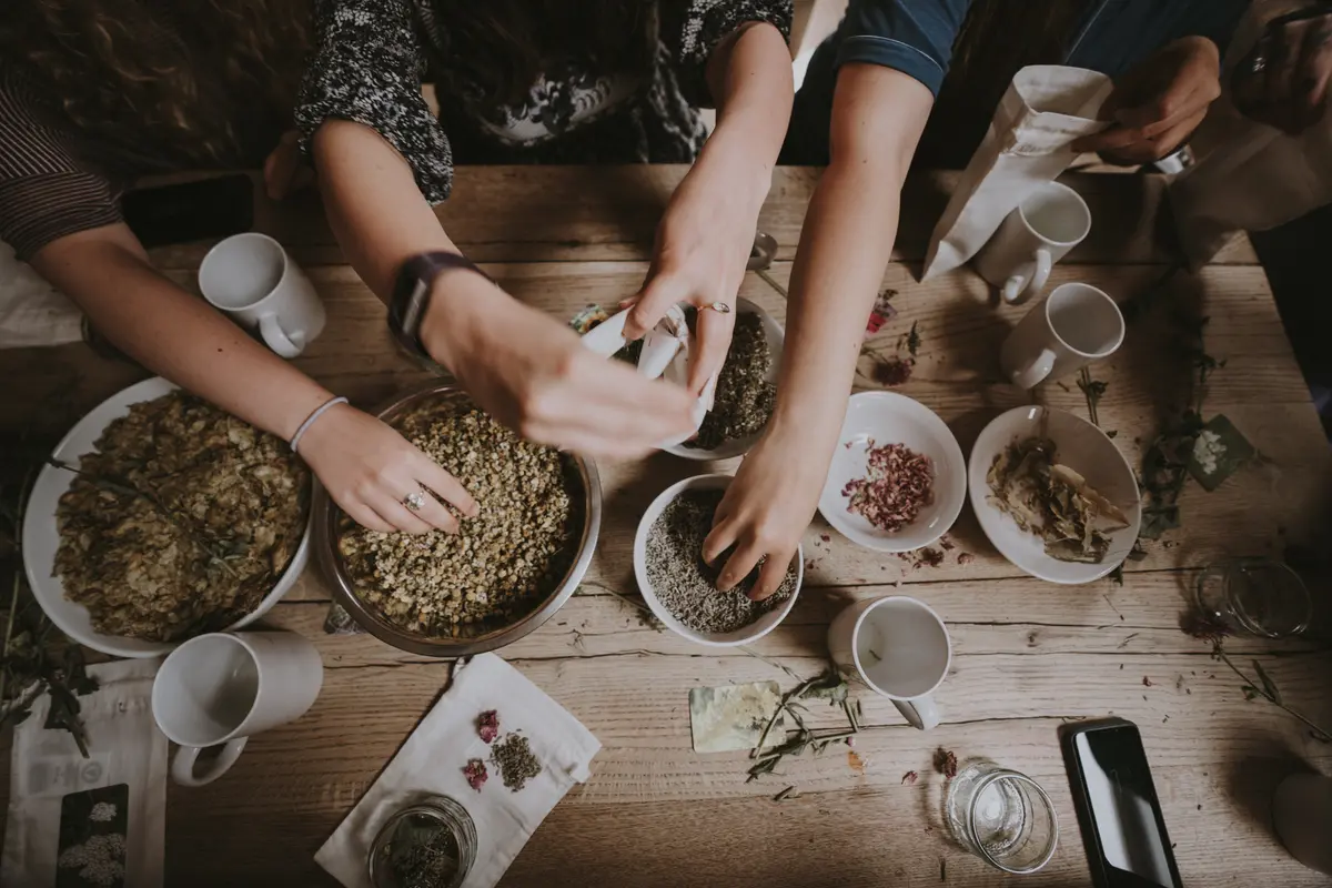 Ilustrasi membuat minuman, jamu tradisional