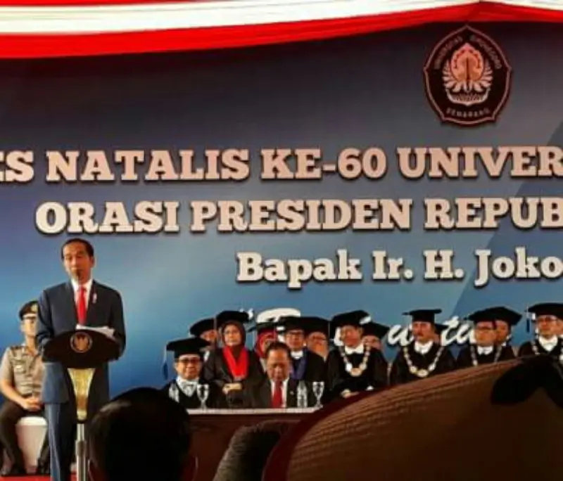 Presiden Jokowi menyampaikan pidato ilmiah dalam kuliah umum Dies Natalis ke-60 Undip di Semarang. (foto : Liputan6.com/Istiqomah Sheylla/Edhie Prayitno Ige)