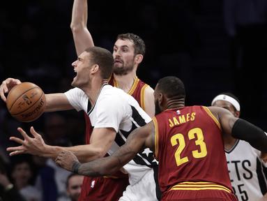 Pemain Brooklyn Nets, Brook Lopez (kiri) berusaha keluar dari kawalan para pemain Cleveland Cavaliers pada laga NBA basketball game di Barclays Center, (6/1/2017). Cavs menang 116-108. (AP/Frank Franklin II)