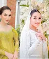 Di acara pengajian dan siraman jelang nikah adiknya, Syifa, Ayu Ting Ting mengenakan baju kurung warna lilac dan kerudung renda warna senada. [@ayutingting92]