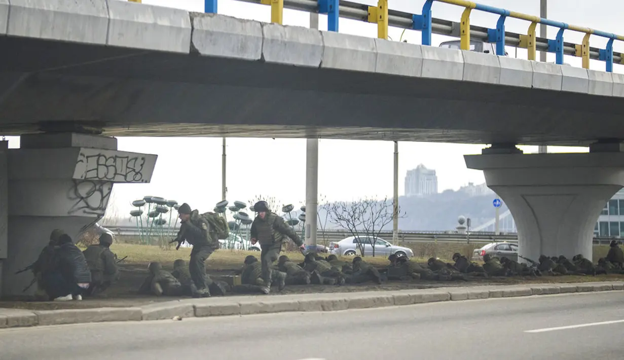Tentara Ukraina mengambil posisi di bawah jembatan saat melakukan tembakan di dalam Kota Kyiv, Ukraina, Jumat (25/2/2022). Rusia menekan invasinya sampai ke pinggiran Kiev usai melepaskan serangan udara di kota-kota dan pangkalan militer serta mengirimkan pasukan dan tank.(AP Photo/Emilio Morenatti)