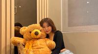 Livy Renata dengan boneka beruang besar. (Foto: Instagram @Livyrenata)