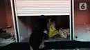 Warga melintas di depan ruko yang disiapkan untuk UMKM di stasiun Gondangdia, Jakarta, Sabtu (16/10/2021). Pembuatan ruko untuk para pedaganag di kawasan sekitar stasiun tersebut bertujuan agar terlihat lebih rapi dan modern. (Liputan6.com/Johan Tallo)