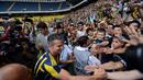 Robin van Persie menyapa suporter Fenerbahce. (AFP PHOTO/OZAN KOSE)