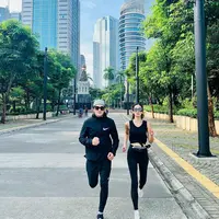 Tak heran jika Vino G. Bastian dan Marsha Timothy mendapatkan penghargaan ‘Best Fashionable Couple Of The Year'. Tak ada satu patokan gaya, namun saat bersama, keduanya saling melengkapi (Foto: Instagram @vinogbastian__)