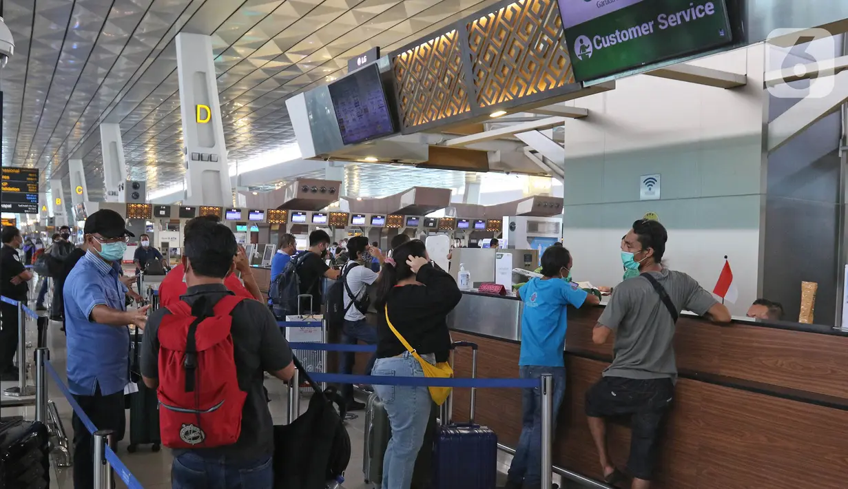 Calon penumpang mengantre di pelayanan tiket di Terminal 3 Bandara Soekarno Hatta, Tangerang, Banten, Selasa (10/11/2020). Garuda Indonesia dan Citylink juga memberlakukan pembebasan biaya reschedule mupun refund tiket bagi penumpang yang terdampak kemacetan. (Liputan6.com/Herman Zakharia)
