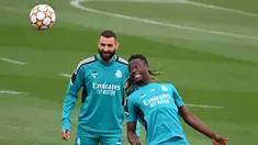 Penyerang Real Madrid Karim Benzema (kiri) dan rekannya Eduardo Camavinga menghadiri sesi latihan menjelang pertandingan final Liga Champions di Ciudad Real Madrid di Valdebebas, Selasa (24/5/2022). Big match antara Liverpool dan Real Madrid akan tersaji di final Liga Champions 2021-2022 di Stade de France, Paris pada Minggu, 29 Mei dini hari WIB. (GABRIEL BOUYS / AFP)