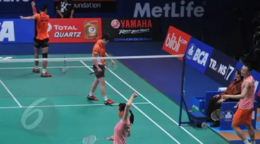 Ganda campuran, Tontowi/Liliyana tertunduk usai dikalahkan Zhang Nan/Zhao Yunlei asal Tiongkok di semifinal BCA Indonesia Open Superseries Premier 2015, Jakarta, Sabtu (6/6/2015).  Tontowi/Liliyana kalah 21-16, 15-21, 18-21. (Liputan6.com/Herman Zakharia)