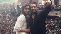 Salman Khan dan Sonam Kapoor selfie di hadapan ribuan penggemarnya. (koimoi.com)