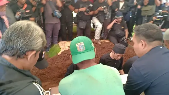 Jenazah Aminah Cendrakasih dimakamkan di TPU Karet Bivak (Liputan6.com - M. Altaf Jauhar)