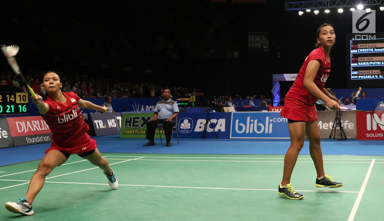 Ganda Putri Indonesia, Della Destiara Haris/Rosyta Eka Putri Sari mengembalikan kok ke arah Luo Ying/Luo Yu di Babak Kedua Indonesia Open di Jakarta, kamis (15/6). Della/Rosyta unggul 20-22. 21-14, 21-14. (Liputan6.com/Helmi Fithriansyah)