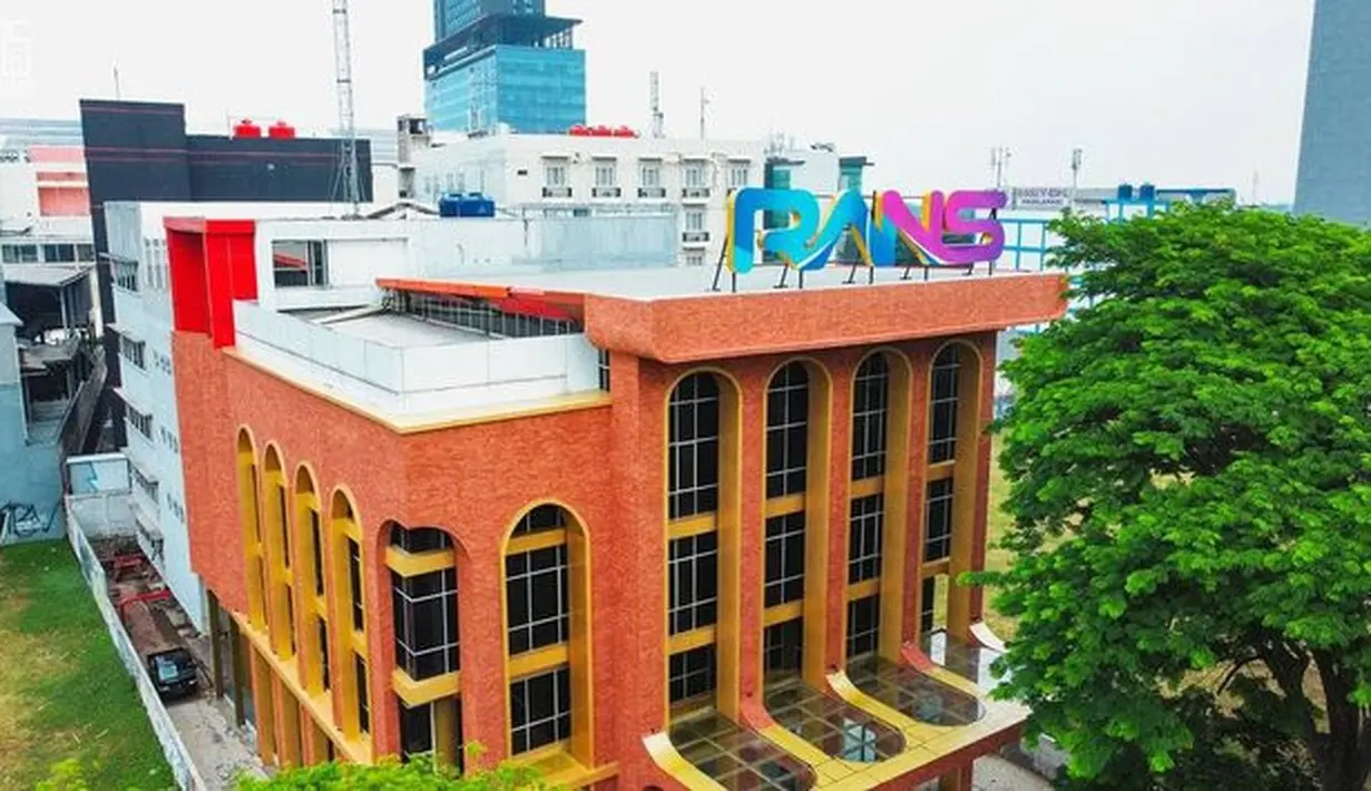 <p>Seperti inilah potret kantor baru RANS milik Raffi Ahmad.Terlihat logo RANS di atas gedung baru ini. [Foto: instagram.com/raffinagita1717]</p>