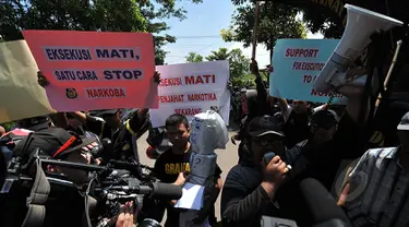 Massa dari Granat (Gerakan Nasional Anti Narkotika) menggelar aksi  demonstrasi di depan pintu masuk Dermaga Wijaya Pura, Cilacap, Jateng, Jumat (6/3). Massa menuntut Kejagung segera mengeksekusi mati gembong narkoba Bali Nine. (Liputan6.com/Johan Tallo)