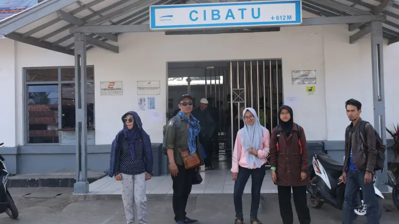 Seniman Himpunan Sastrawan Dramawan Garut (Hisdraga) nampak menikmati perjalanan pagi menyusuri jalur reaktivasi kereta Garut Kota-Cibatu